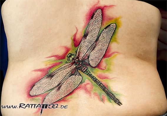 Libelle mit Aquarell Effekt in Rot und Grün auf dem Rücken aus dem Rattattoo Tattoostudio in Freiburg.