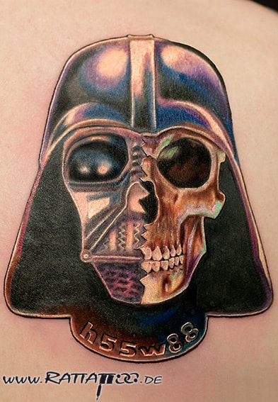Darth Vader aus 'Krieg der Sterne' und Schädel Kombination. Farbige Tattoo aus dem Rattattoo Tattoostudio in Freiburg.