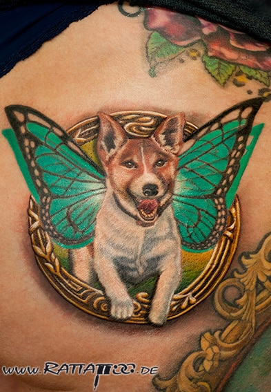Hunde Portrait Tattoo mit Rahmen in Farbe aus dem Rattattoo Tattoostudio in Freiburg.