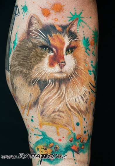 Katzen Portrait mit Aquarell Elementen. Farb-Realismus Tattoo auf der Wade aus dem Rattattoo Freiburg.