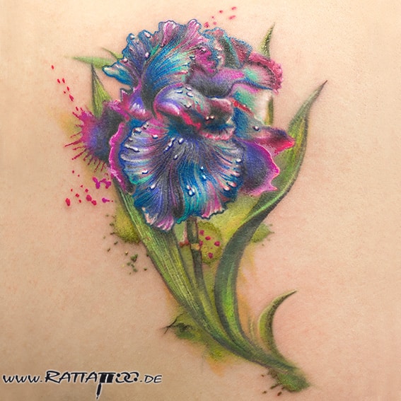 Farbige Lilie im Aquarell-Stil. Tattoo auf der Schulter aus dem Rattattoo Tattoostudio in Freiburg.