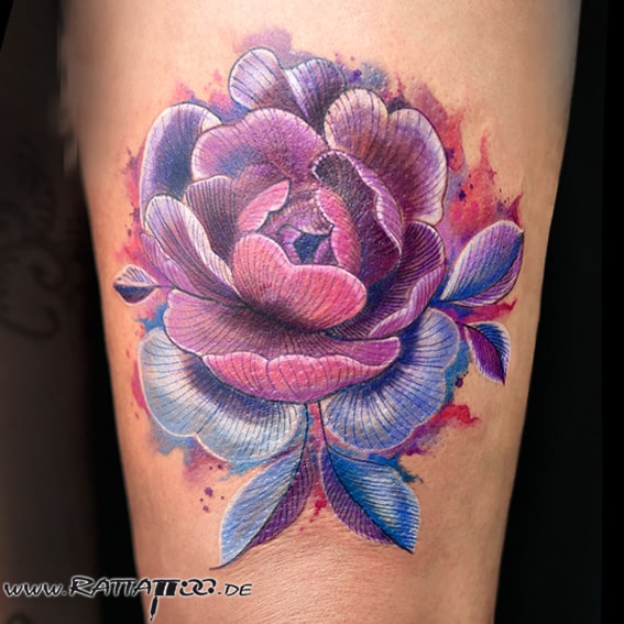 Blumen Tattoo auf dem Oberschenkel in Blau und Pink aus dem Rattattoo Tattoostudio in Freiburg.