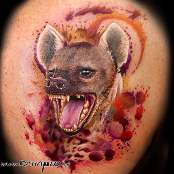 Realistische Hyäne im Watercolor Style. Tier Portrait Tattoo aus dem Rattattoo Tattoostudio in Freiburg.