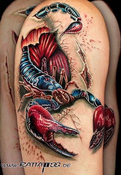Skorpion, farbige Oberarm Tattoo aus dem Rattattoo Tattoostudio in Freiburg.