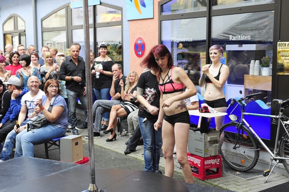 Hier ein paar Fotos von der Eröffnungsfeier des Rattattoo Freiburg mit Pole-Dance-Show im Hof.